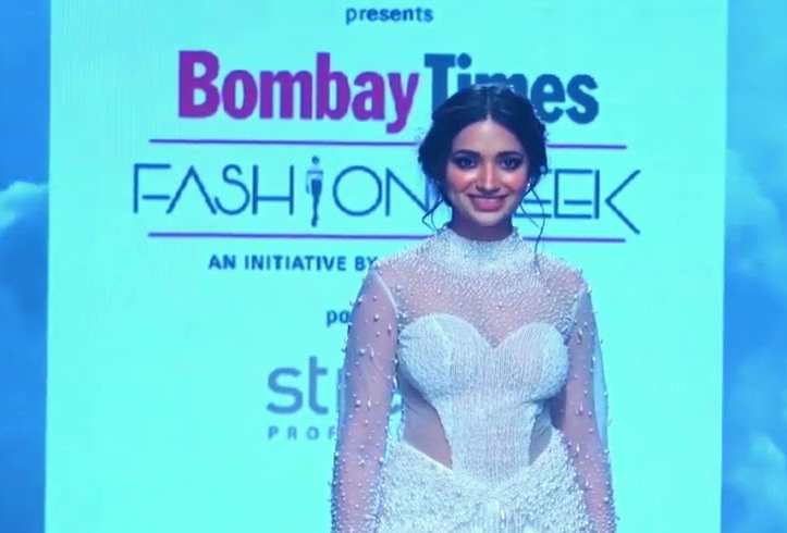 Jiya Shankar Shines at Bombay Times Fashion Week