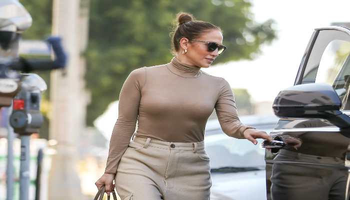 What is the relationship status of Jennifer Lopez