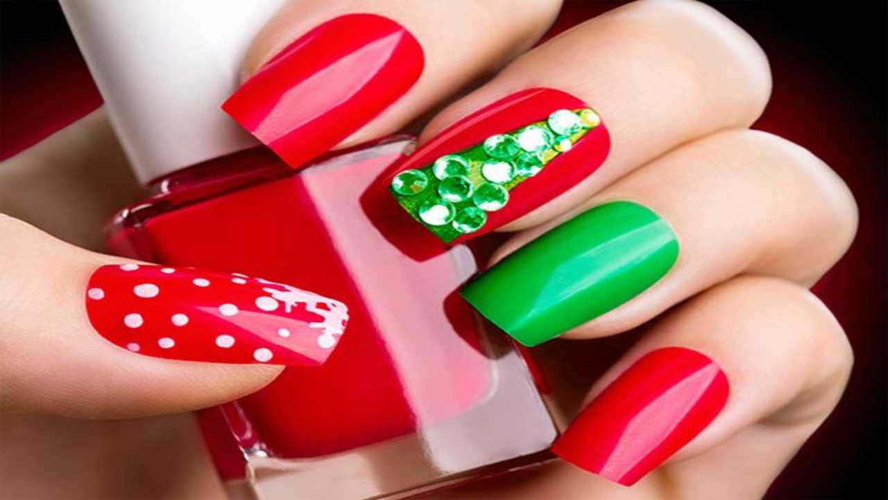 Red and Green Dominance nails art