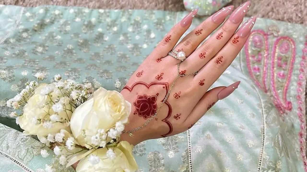 10+ Minimal Mehndi Designs That Are Going Viral Right Now