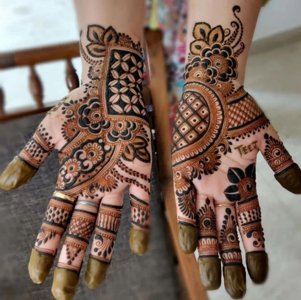 Indo-Western Moon Pattern Mehndi Designs